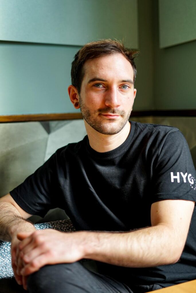 Küchenchef Luca Zarrelli sitzt lässig im HYG Restaurant & Bar